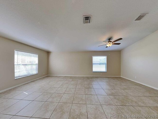 Building Photo - 1389 SW Prairie Cir