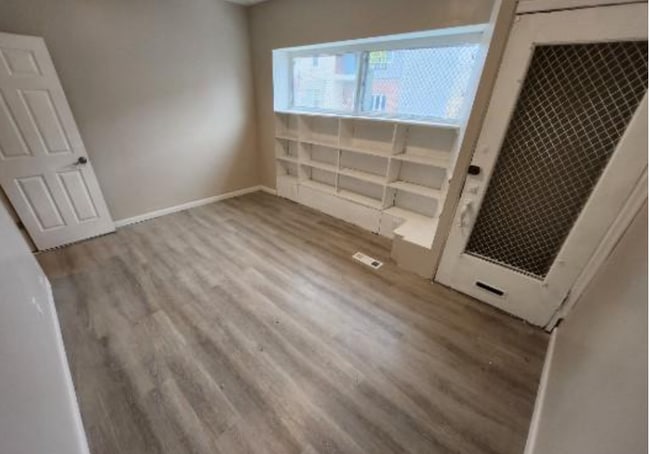 Building Photo - 348 W Queen Ln