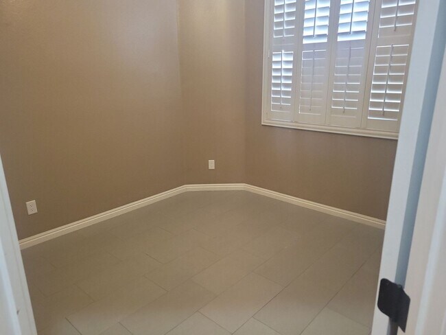 Building Photo - Spacious 3 Bedroom Home with Garage & Soak...