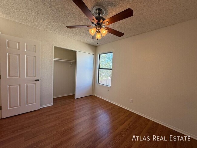 Building Photo - 465 W Ivyglen St