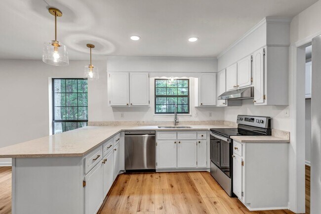 Building Photo - Beautifully Renovated 3 bed/2.5 bath in Ri...