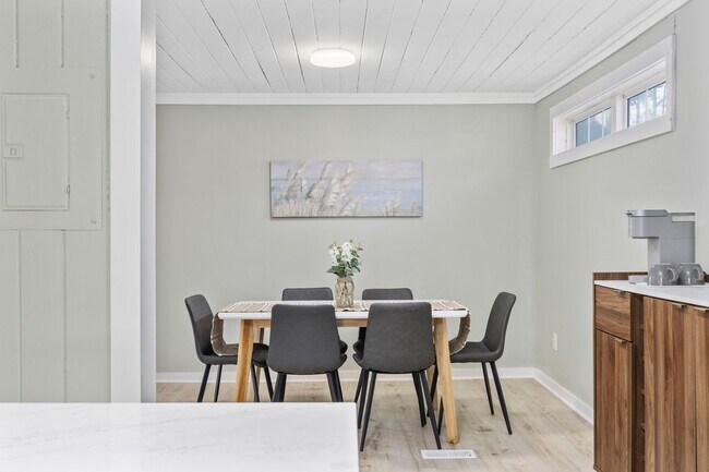 Building Photo - Gorgeous Totally Remodeled 3/2 in Garden C...