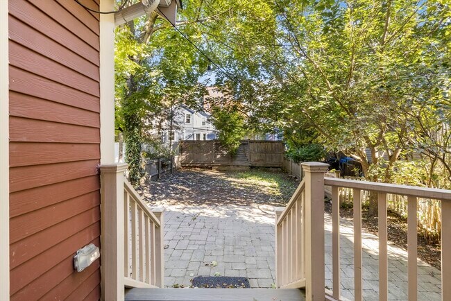 Building Photo - 571 Franklin St