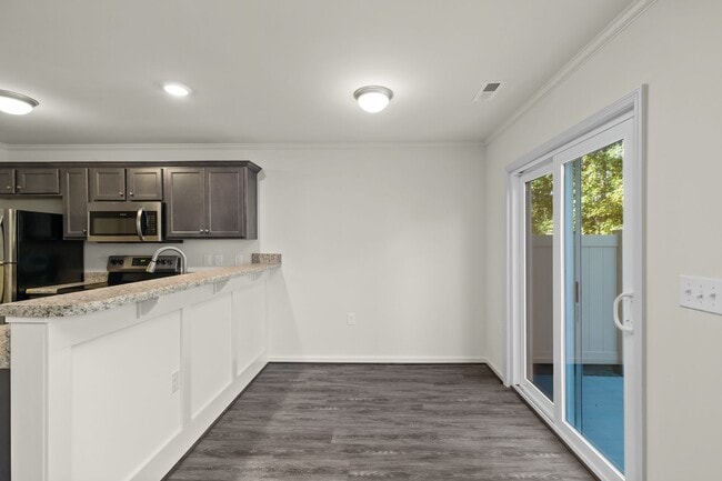 Building Photo - 2 Bed 2.5 Bath Townhome