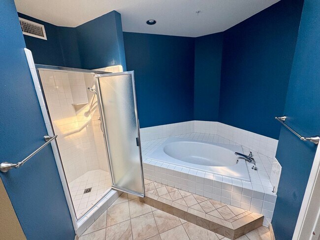 Building Photo - PENTHOUSE-STYLE UNIT IN SIGNAL HILL  w/180 degree Views 3Br/2Ba $3900mo