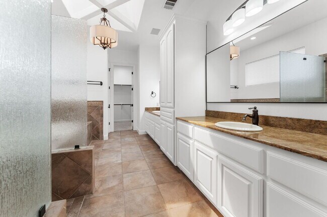 Building Photo - Elevated Executive Living in Lake Forest