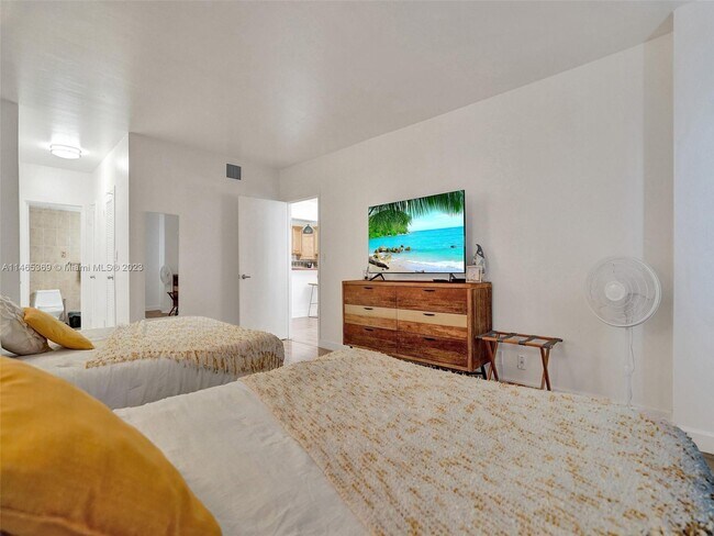 Building Photo - 3725 S Ocean Dr