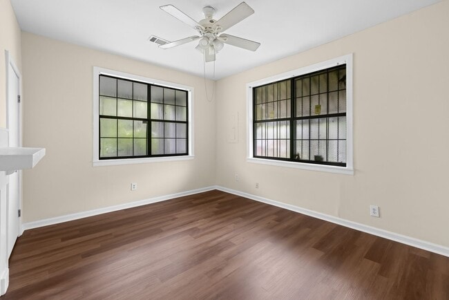 Building Photo - Charming 4 Bedroom, 2 Bathroom house