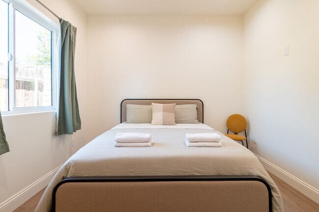 Building Photo - Contemporary New home in Monrovia