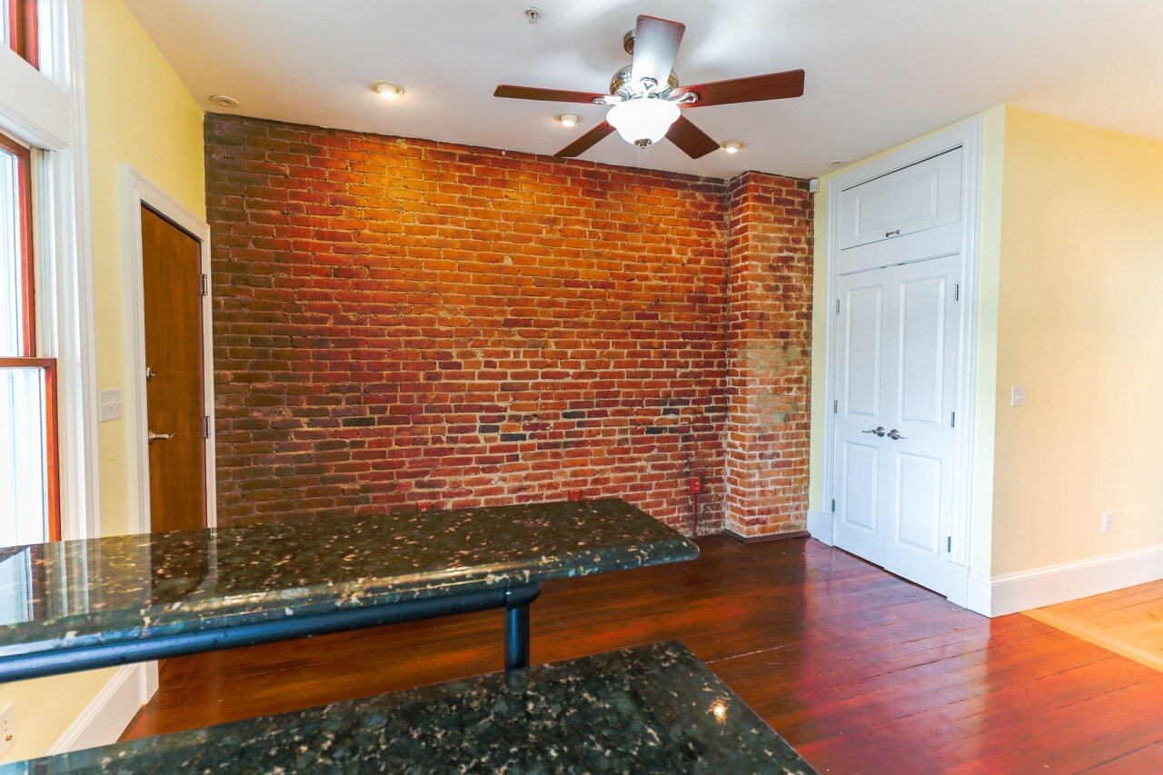 Building Photo - 116 Perkins St