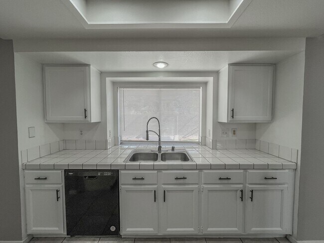 Building Photo - Spacious 4-Bedroom Home in Prime Green Val...
