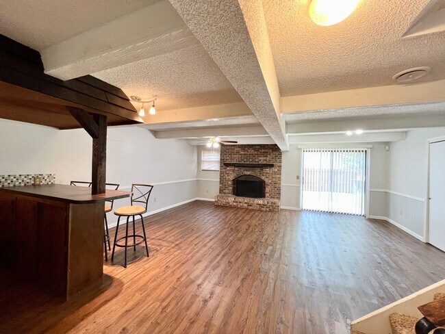 Building Photo - 4 Bedroom, 3 Bath walking distance to Amanda Arnold Elementary!