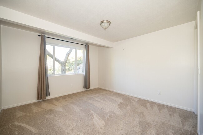 Building Photo - 857 Southfork Dr