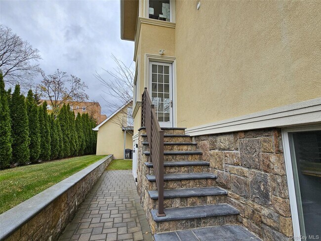 Building Photo - 49 Greenridge Ave