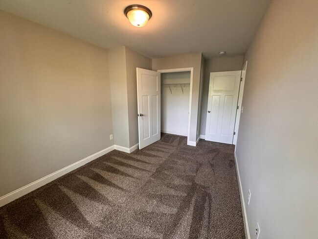 Building Photo - 3 Bedroom, 2.5 bath townhome in the heart of Columbia!