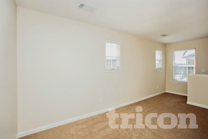 Building Photo - 1716 Hartford Ln