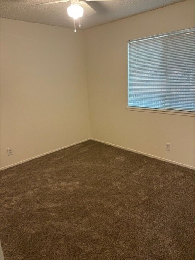 Building Photo - 1412 N Cherry St