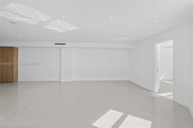 Building Photo - 999 Brickell Bay Dr