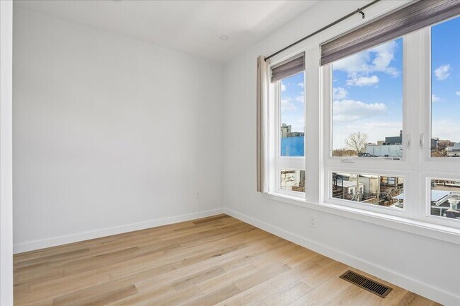 Building Photo - 810 13th St NE