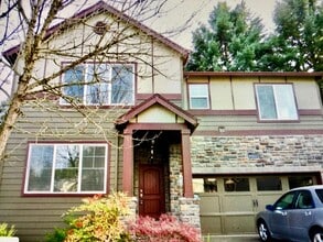 Building Photo - Beautiful 6-bedroom 4-bathroom home in an upscale neighborhood in the Sexton Mountain section of ...