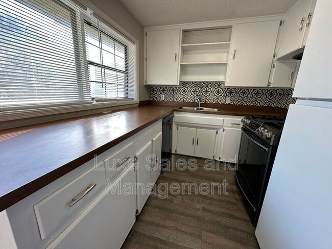 Building Photo - 209 Gill Dr