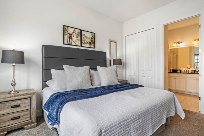 Building Photo - Welcome home to this gorgeous 4 bed 4 bath pool home!