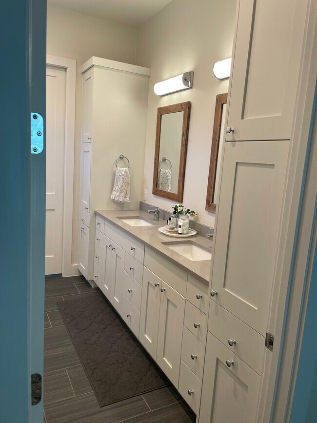 Primary Bath - 19601 Flying J Blvd