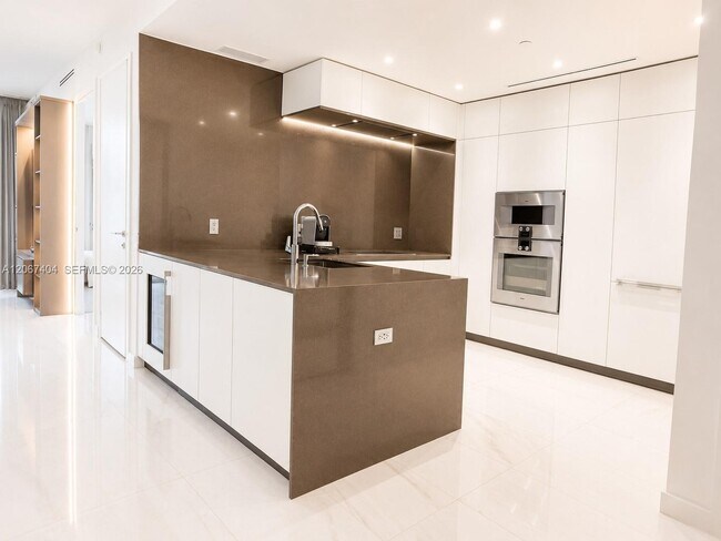 Building Photo - 300 Biscayne Blvd Way
