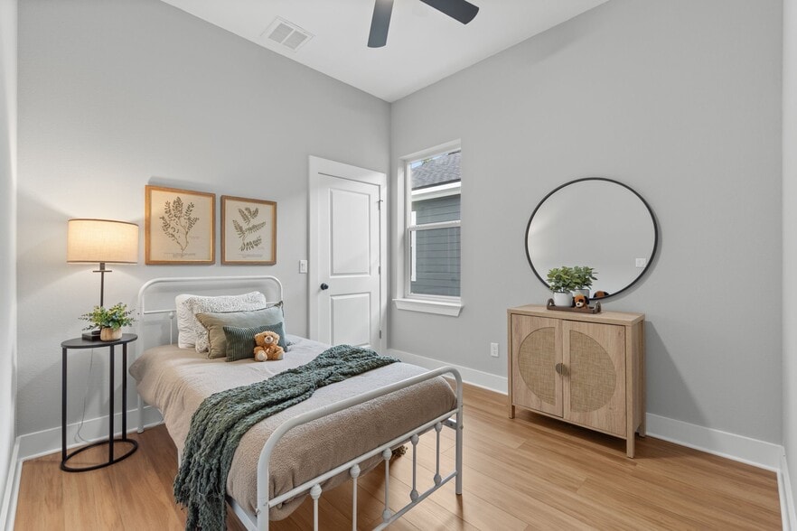 Building Photo - 706 N F St