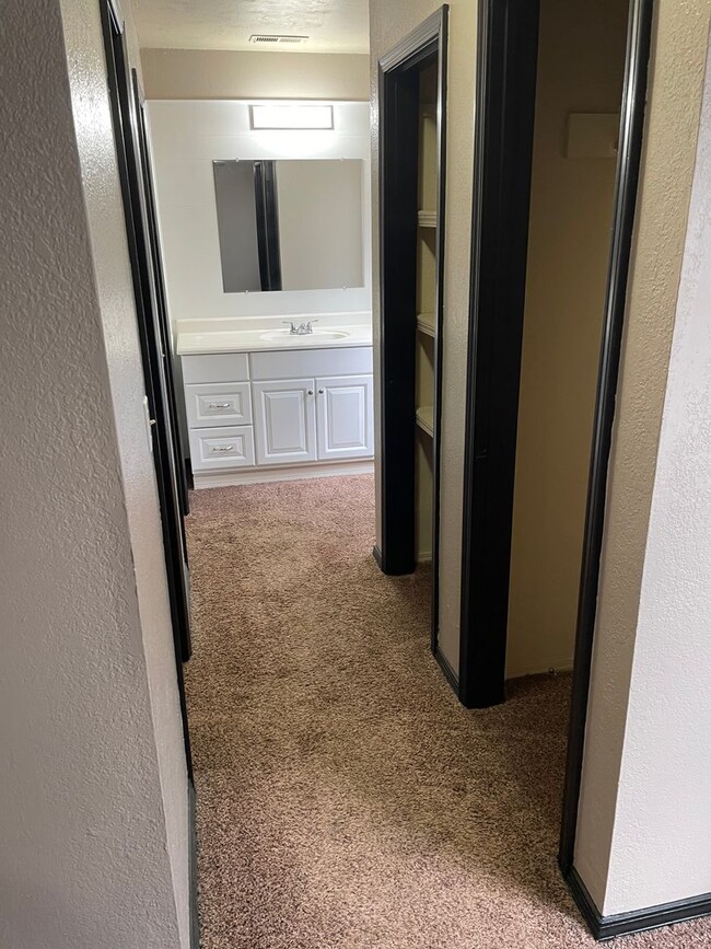 Building Photo - 3 bed 2.5 bath