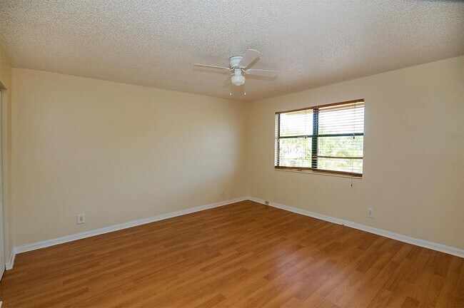 Building Photo - 5170 Tennis Ln