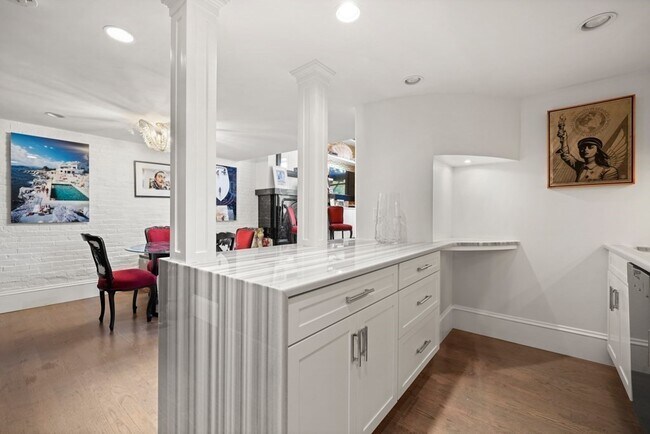 Building Photo - 120 Beacon St