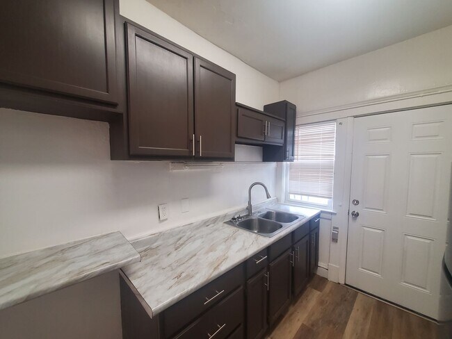 Building Photo - 2bd Unit in 4-plex near Case Western!