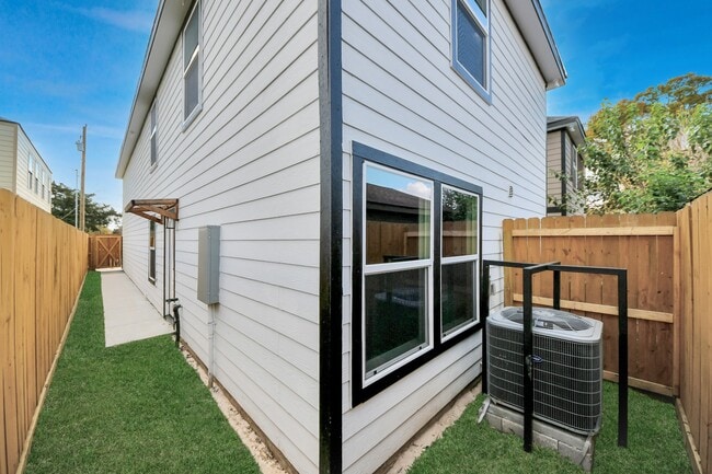 Building Photo - 2310 Wavell St