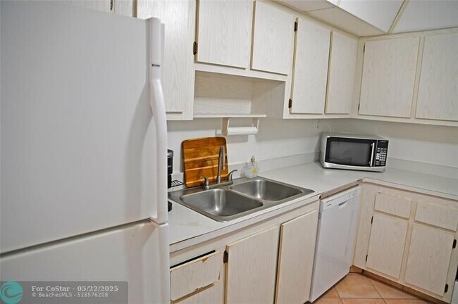 Building Photo - 525 N Ocean Blvd
