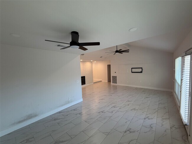 Building Photo - 2218 Round Lake Dr