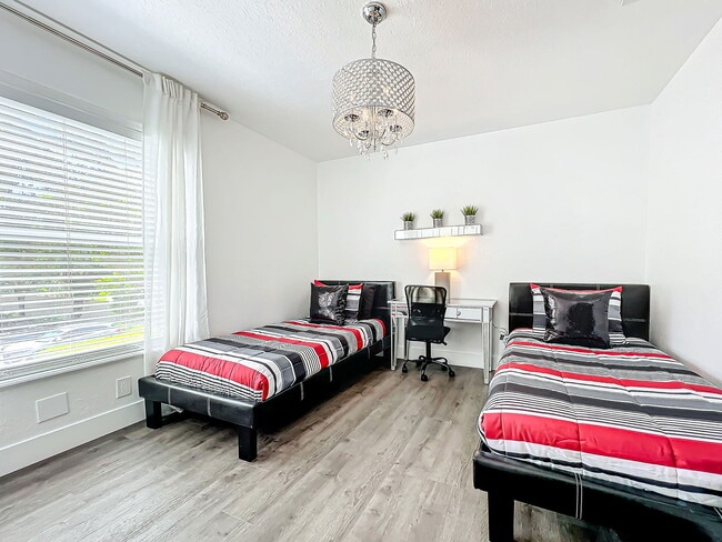 Building Photo - Seurat Street, Orlando, FL 32819 - 4 BR 2 BA condo