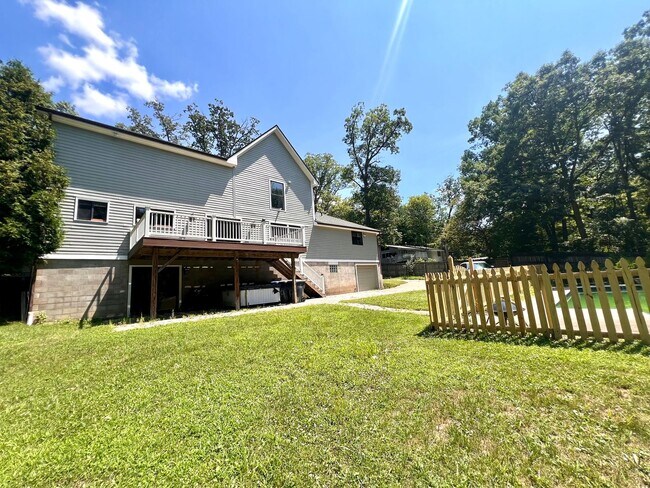 Building Photo - Cranberry - 6 bedroom 4 bathroom - Stunnin...