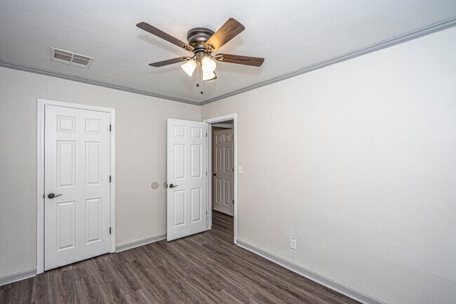 Building Photo - Updated 3 Bed 1 Bath - Large fenced in yar...
