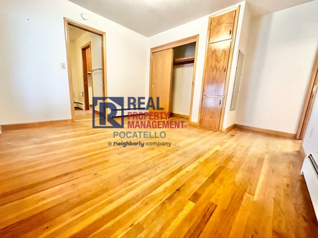 Building Photo - 3 Bedroom 2 bath - Double car garage