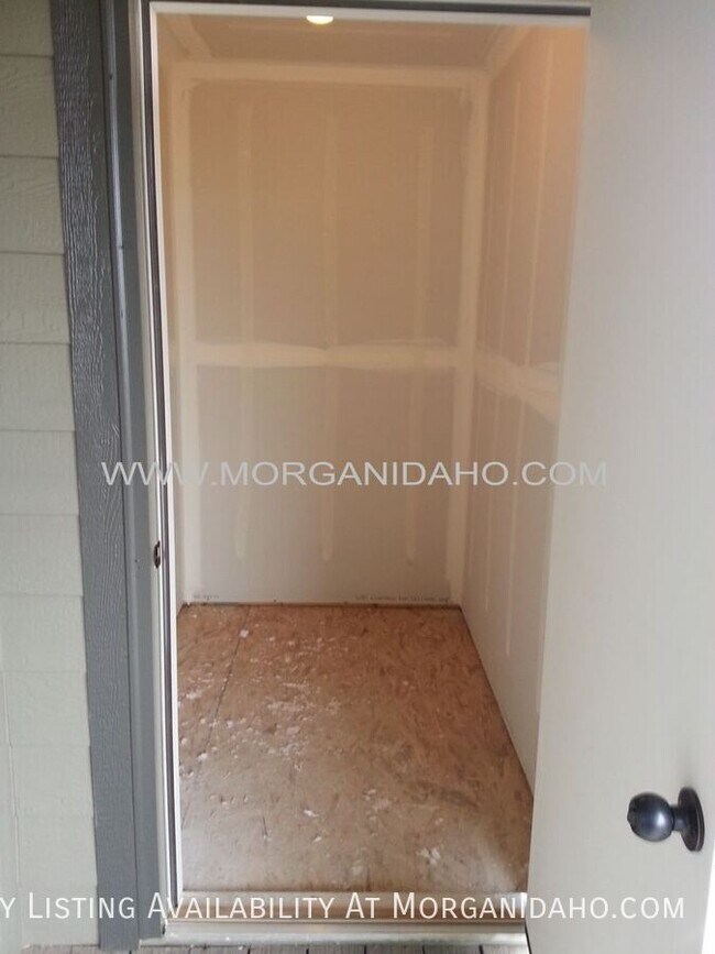 Building Photo - 11904 W Fairview Ave