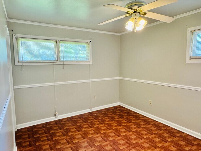 Building Photo - 3-Bedroom -Bright, Charming, and Move-In R...