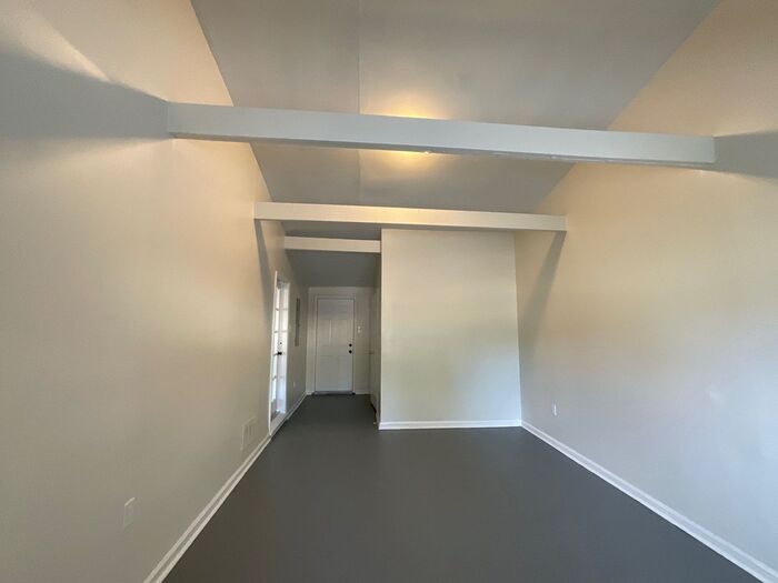 Building Photo - 3011 Horse Shoe Dr