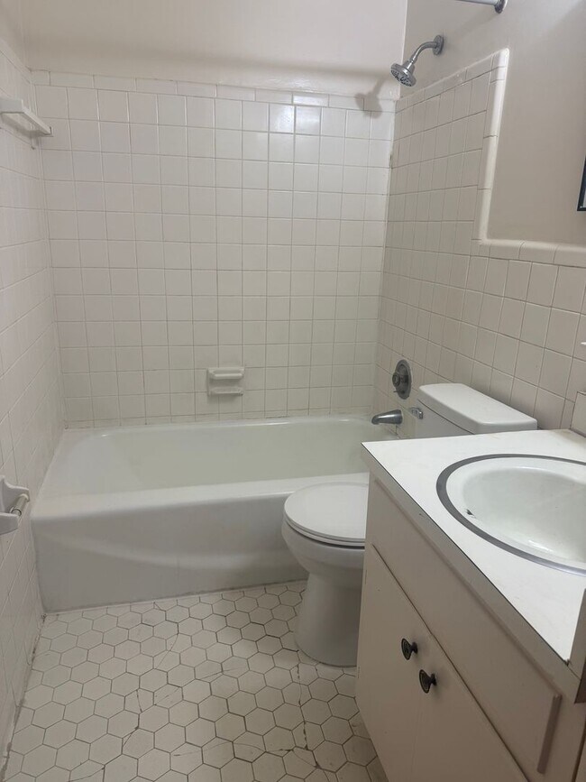 Building Photo - Adorable 2 Bedroom Convenient to I-29, Shopping & More!