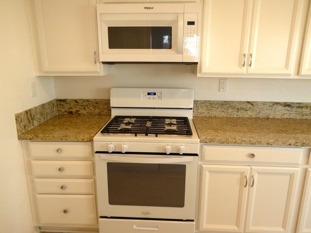gas stove/microwave - 1201 Buena Vista