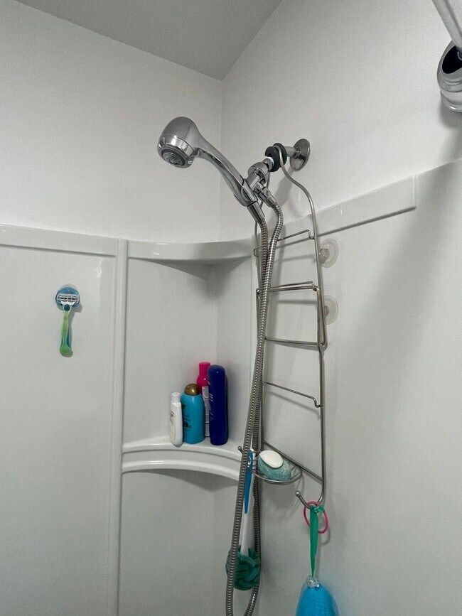 Building Photo - Reduced & 10% off 1st Month's Rent! Impecc...