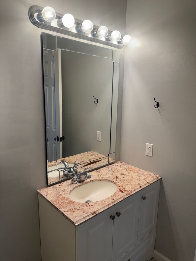 Building Photo - Knoxville 37918 - Beautiful 3 bedroom, 2 bath home in the heart of Powell - Contact Lisa Vineyard...