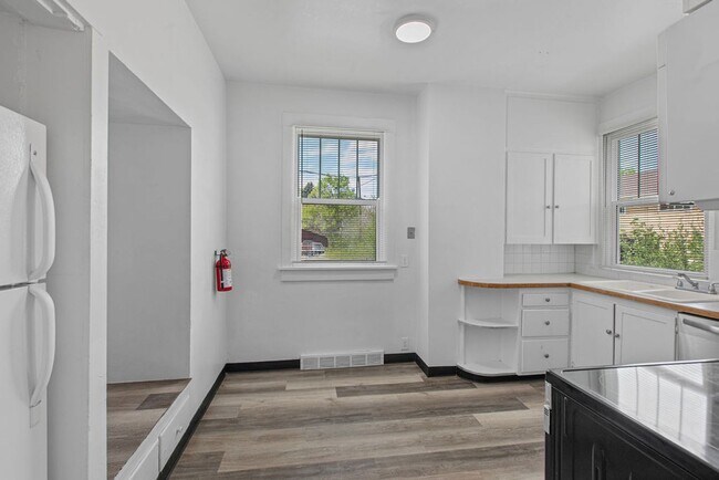 Building Photo - 8 Bedroom Home with 3 Kitchens Near UNC - Available as a single home or 2 separate units.