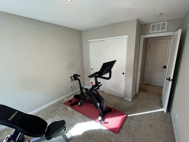 Building Photo - Beautiful 3 Bedroom Townhome in the Southw...