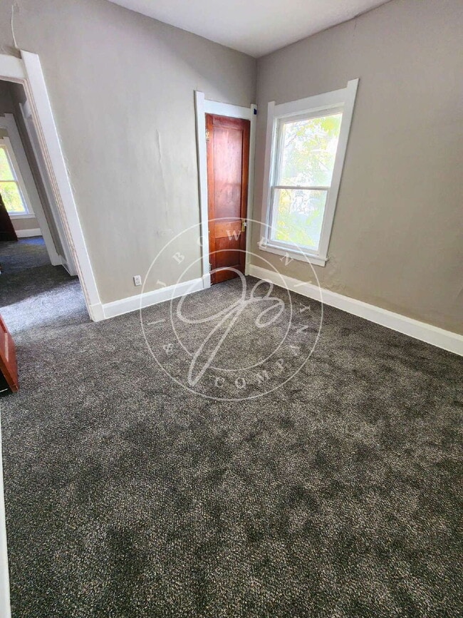 Building Photo - 2 bedroom Upper unit- over 1200 sq feet! P...